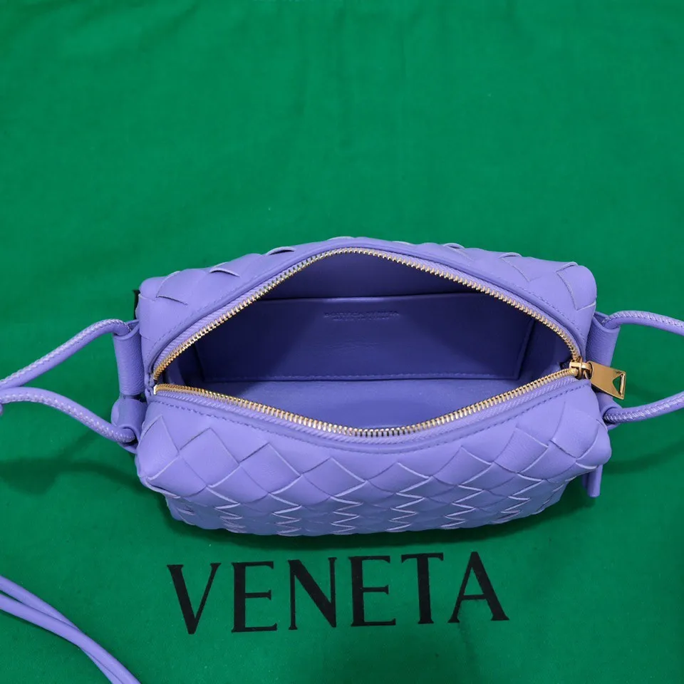 Batch 1160 B's new model is coming🔥Classic woven logo✅ The bag body is made of selected original sheepskin. The texture is soft and waxy. The simple square bag body is classic and versatile. The internal design is very practical. It has a large space and an adjustable iconic leather drawstring. It can be said to be both elegant and practical. The design is very simple and elegant. It has a kind of literary and retro style. Size model: 17*10*6cm, model number: 9896